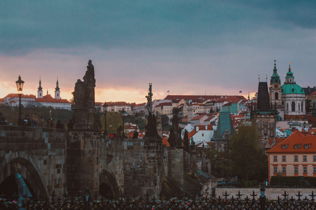 Menschen auf der Karlsbrücke bei blau-grünem Abendhimmel