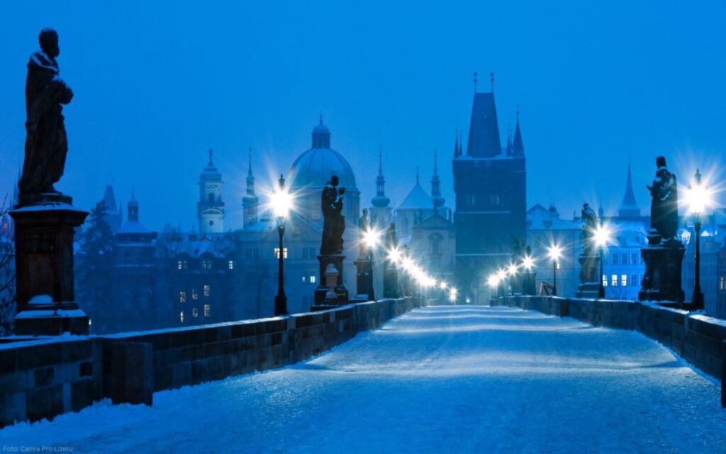 Karlsbrücke im tiefen Winter mit Schnee und blauen Lichttönen