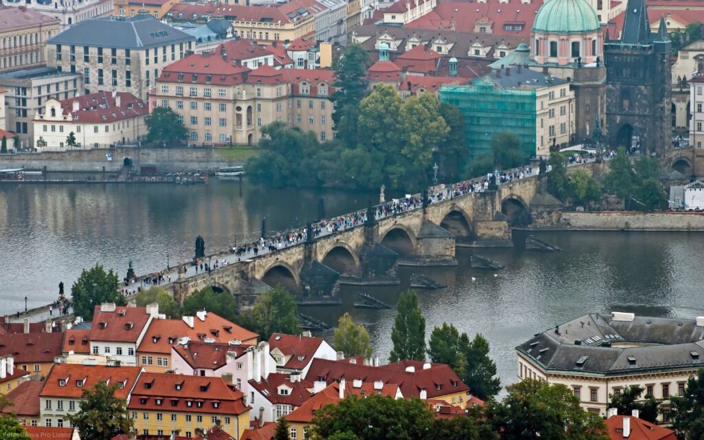 Luftaufnahme der Karlsbrücke mit Menschenmengen und Altstadtdächern