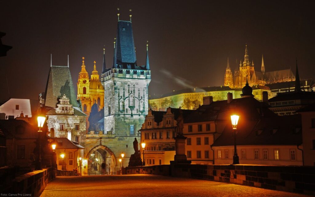 Karlsbrückenturm und Nachthimmel mit beleuchteten Gebäuden der Kleinseite