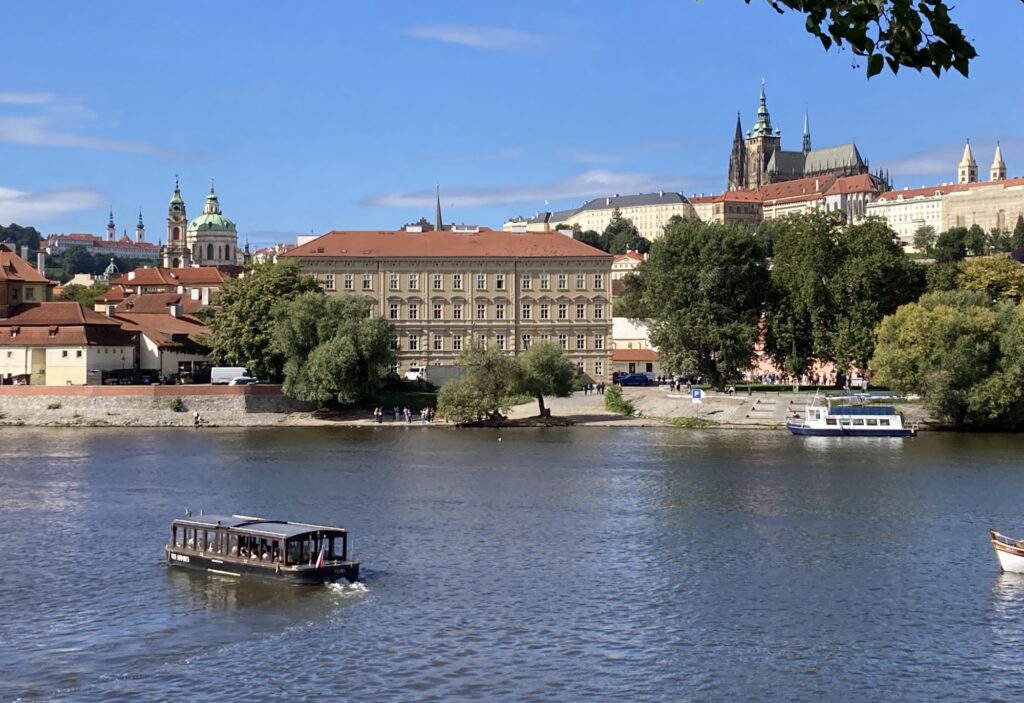 Prager Burg und Hradčany über der Moldau an einem sonnigen Tag