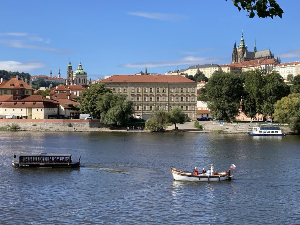 Moldau mit Ausflugsschiffen und Blick auf die farbenfrohe Kleinseite