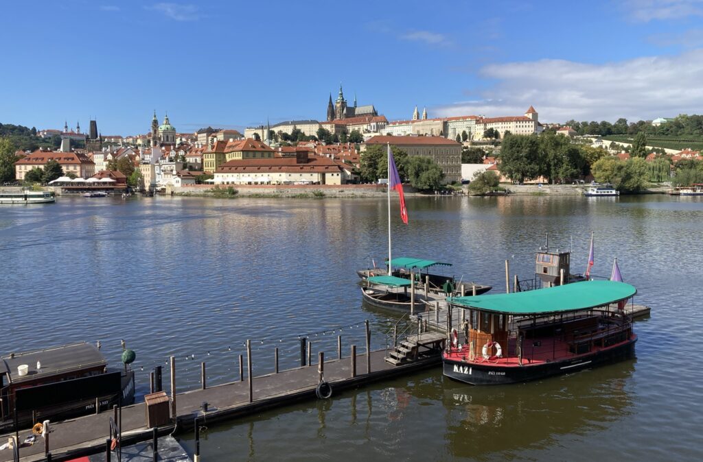 Moldau mit Ausflugsschiffen und Blick auf die farbenfrohe Kleinseite