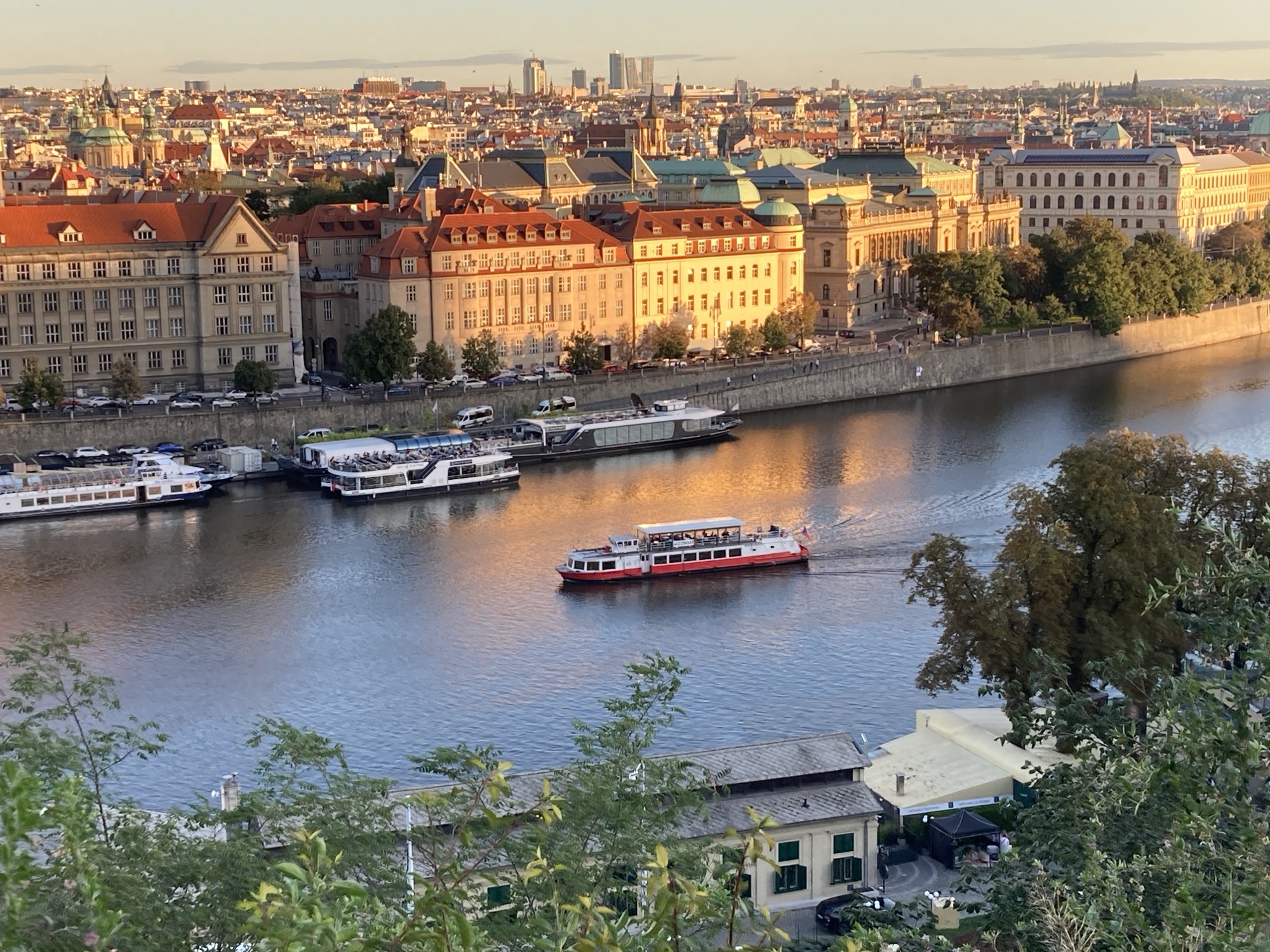 Panorama über mehrere Prager Brücken und die Moldau im klaren Abendlicht
