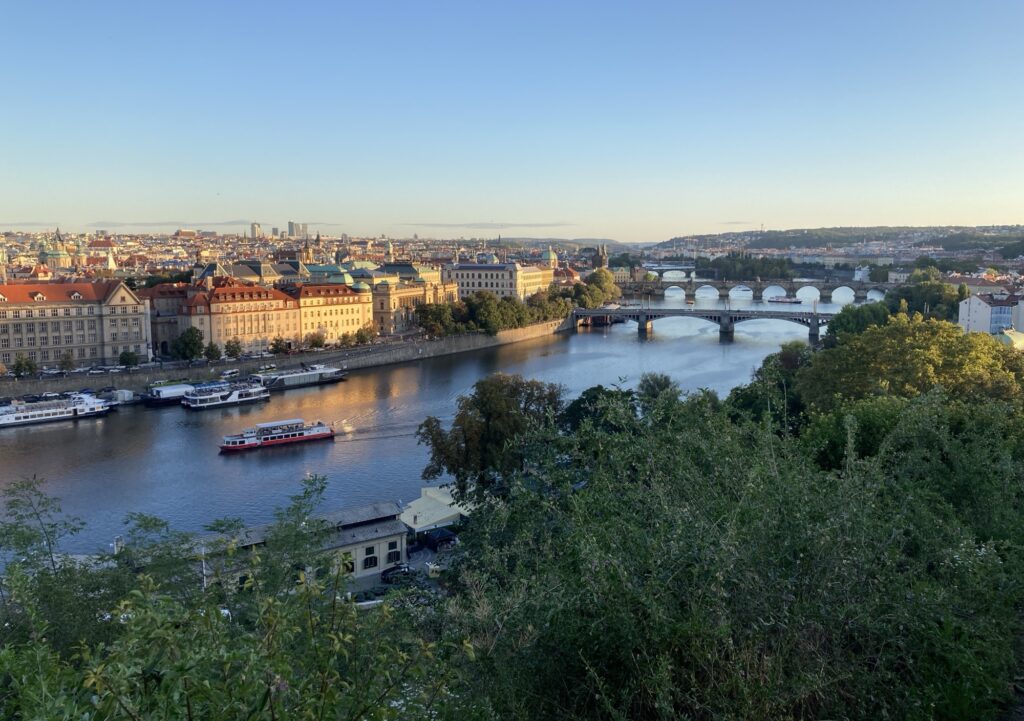 Panorama über die Moldau mit mehreren historischen Brücken bei Sonnenuntergang