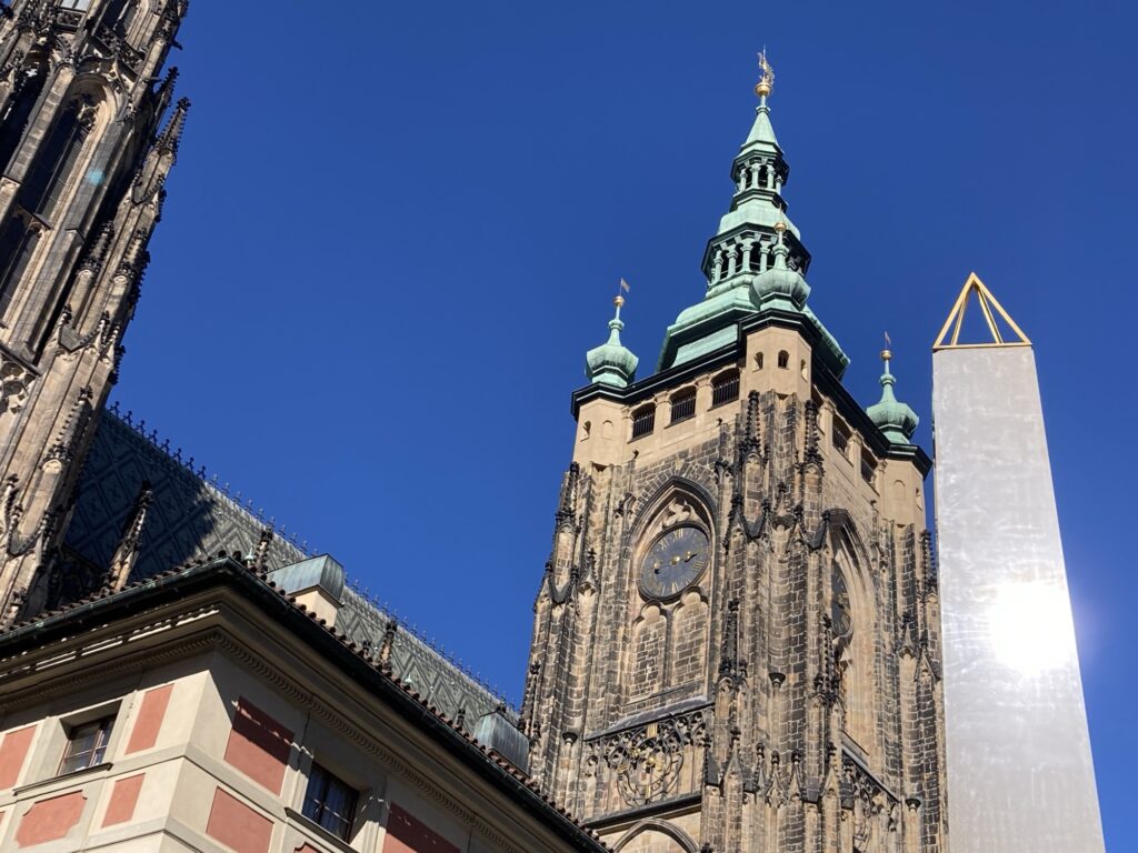 Seitenturm des Veitsdoms auf der Prager Burg vor blauem Himmel
