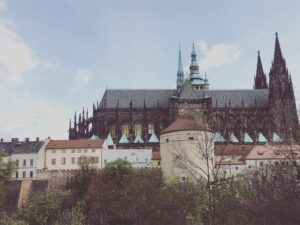 Seitenansicht der Prager Burg mit Mauern und Türmen bei Tageslicht