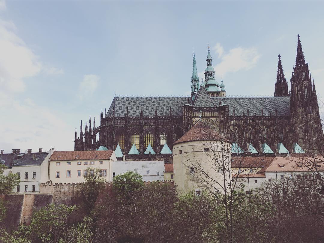 Seitenansicht der Prager Burg mit Mauern und Türmen bei Tageslicht