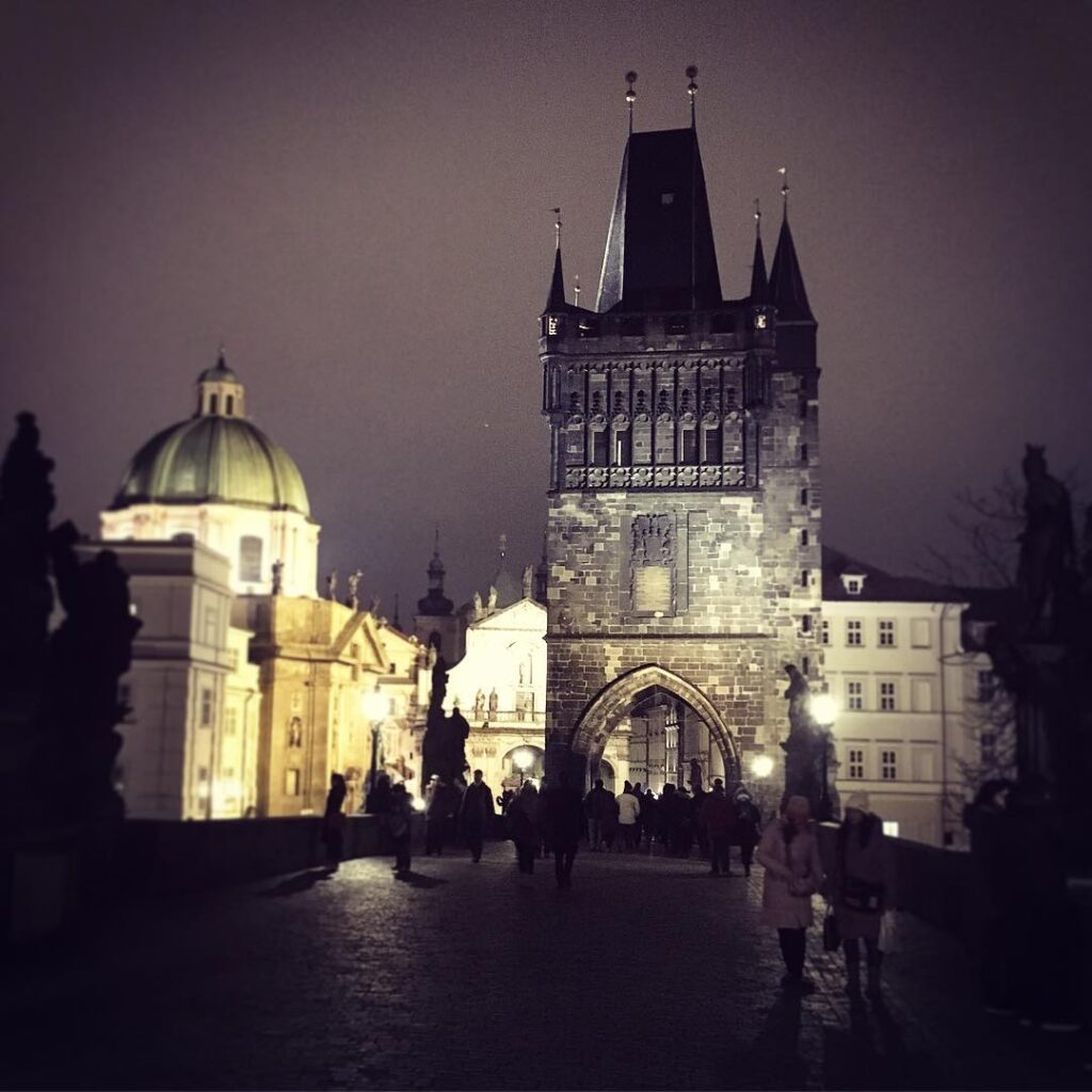 Abendaufnahme des Altstädter Brückentors. Das historische Wahrzeichen steht im Mittelpunkt der Komposition.