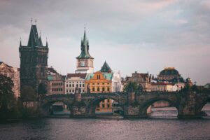 Dieses Bild zeigt die Karlsbrücke und die Altstadt im klaren Tageslicht. Die harmonische Verbindung von Moldau, Türmen und historischen Fassaden zeigt ein typisch pragerisches Stadtpanorama.