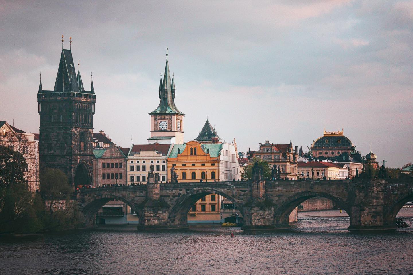 Dieses Bild zeigt die Karlsbrücke und die Altstadt im klaren Tageslicht. Die harmonische Verbindung von Moldau, Türmen und historischen Fassaden zeigt ein typisch pragerisches Stadtpanorama.