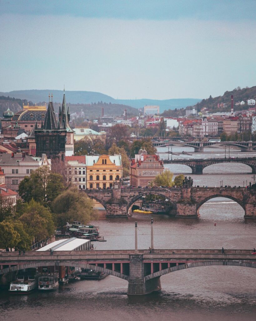 Die Aufnahme zeigt die Kleinseite mit ihren markanten Gebäuden und mehreren Moldau-Brücken. Ein typisches Panorama für die westliche Seite des Stadtzentrums.