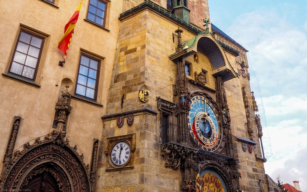 Astronomische Uhr am Altstädter Rathaus in Prag mit reich verziertem Zifferblatt und gotischer Fassade