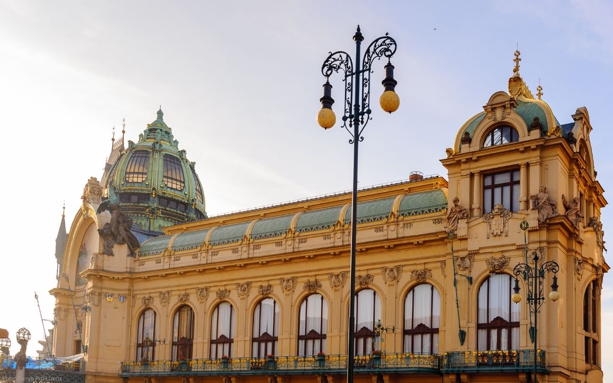 Jugendstilfassade des Gemeindehauses in Prag mit Kuppel und dekorativen Details bei hellem Tageslicht
