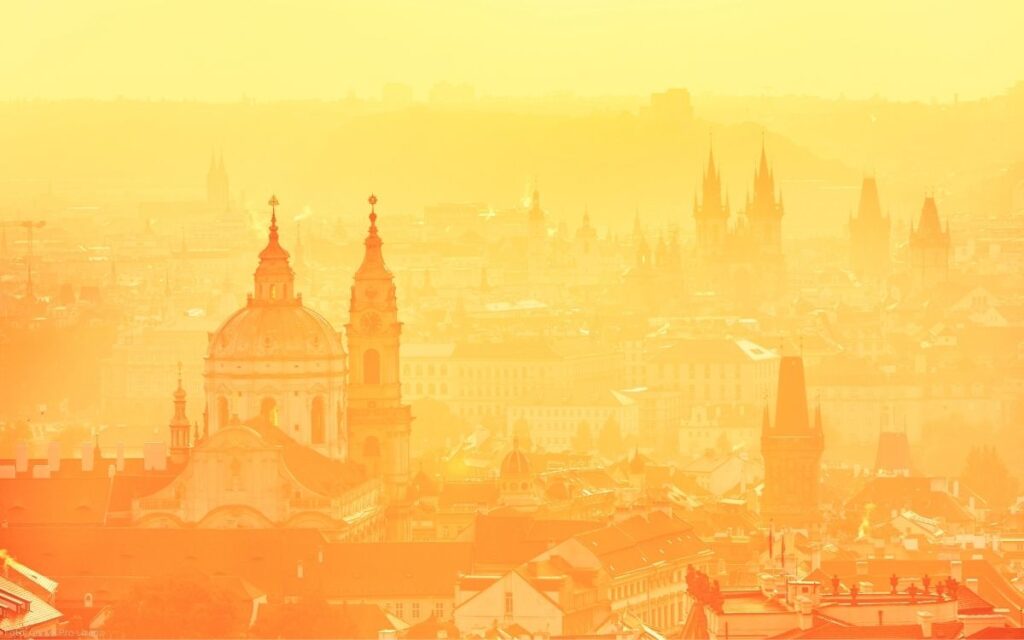 Panoramablick über die Prager Altstadt und Kleinseite mit Kuppeln und Kirchtürmen im goldenen Abendlicht