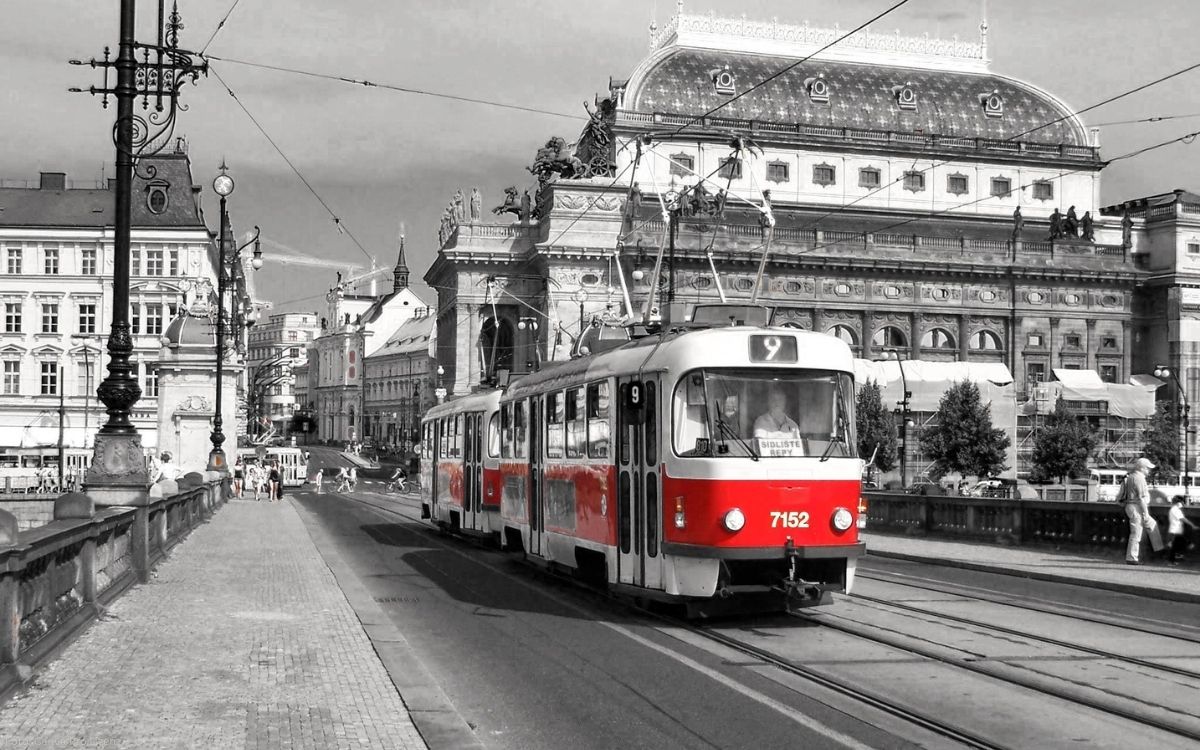 Straßenbahn vor dem Nationaltheater in Prag auf der Brücke der Legionen mit historischer Stadtarchitektur