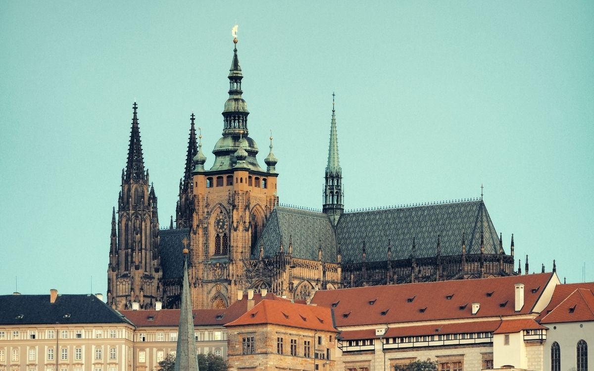 Veitsdom auf der Prager Burg mit gotischen Türmen und Dachlandschaft