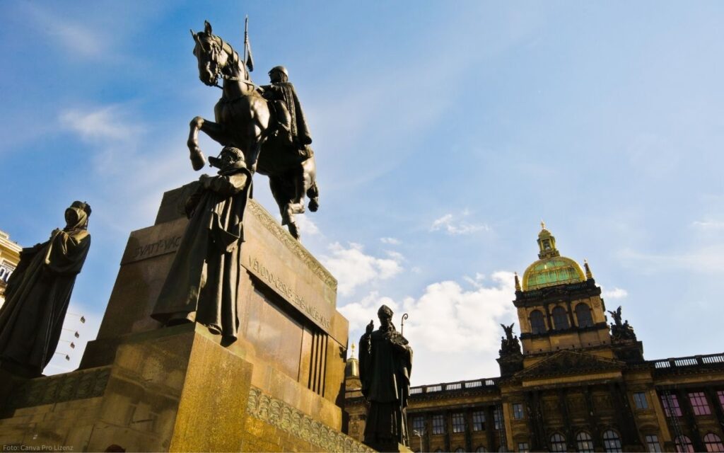 Reiterstandbild des Heiligen Wenzel auf dem Wenzelsplatz in Prag mit dem Nationalmuseum im Hintergrund