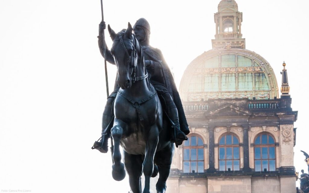 Reiterstandbild des Heiligen Wenzel auf dem Wenzelsplatz in Prag vor dem Nationalmuseum im Gegenlicht