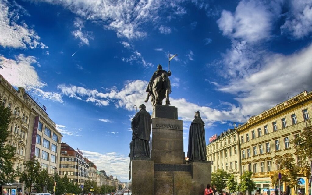 Heiligen-Wenzel-Denkmal auf dem Wenzelsplatz in Prag mit Blick entlang der historischen Platzbebauung unter blauem Himmel