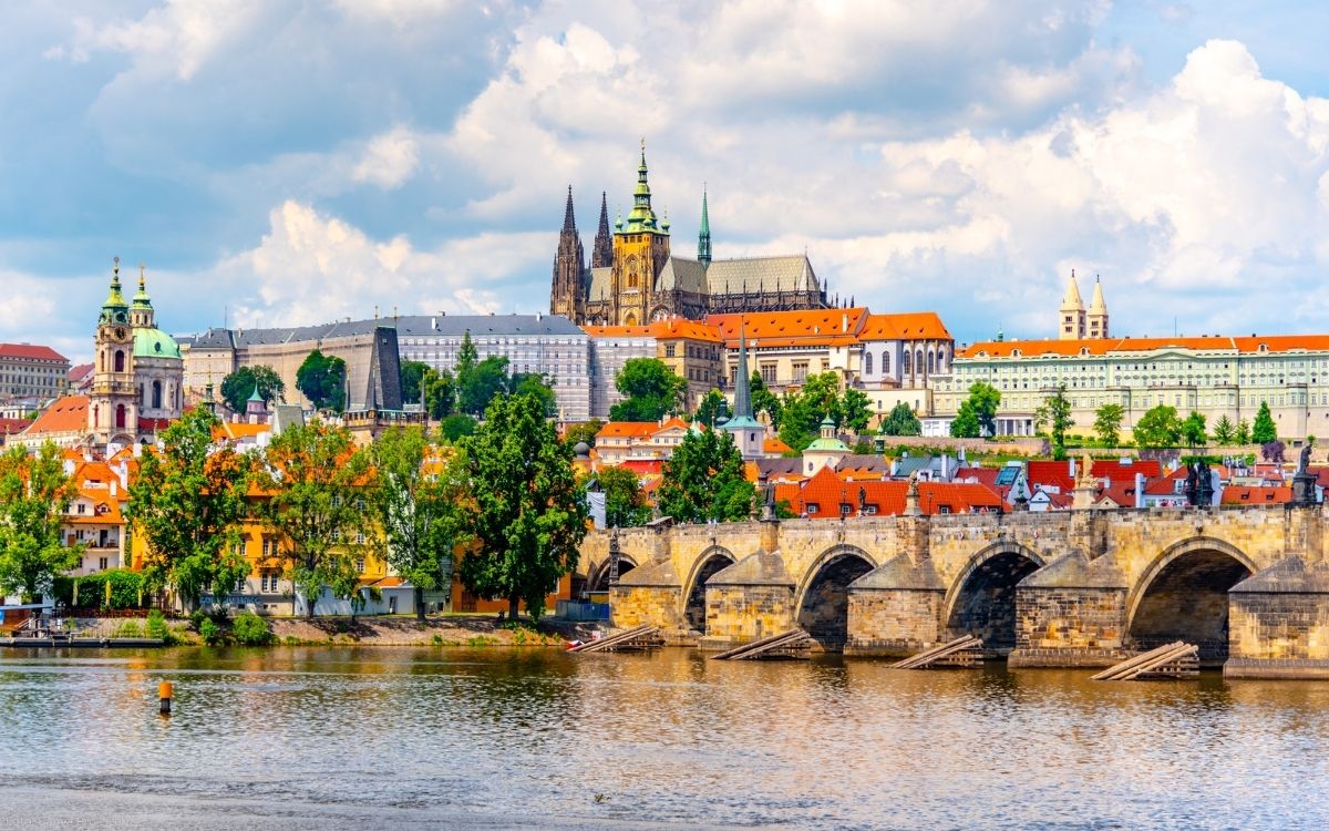 Karlsbrücke in Prag mit Blick über die Moldau zur Prager Burg und dem Veitsdom bei hellem Tageslicht