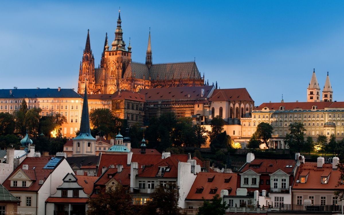 Beleuchteter Veitsdom und Prager Burg in der Blauen Stunde über der Altstadt