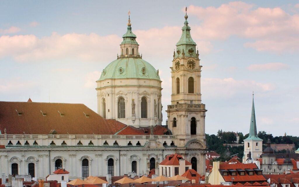 Nikolauskirche in der Kleinseite mit grüner Kuppel und Kirchturm in Prag