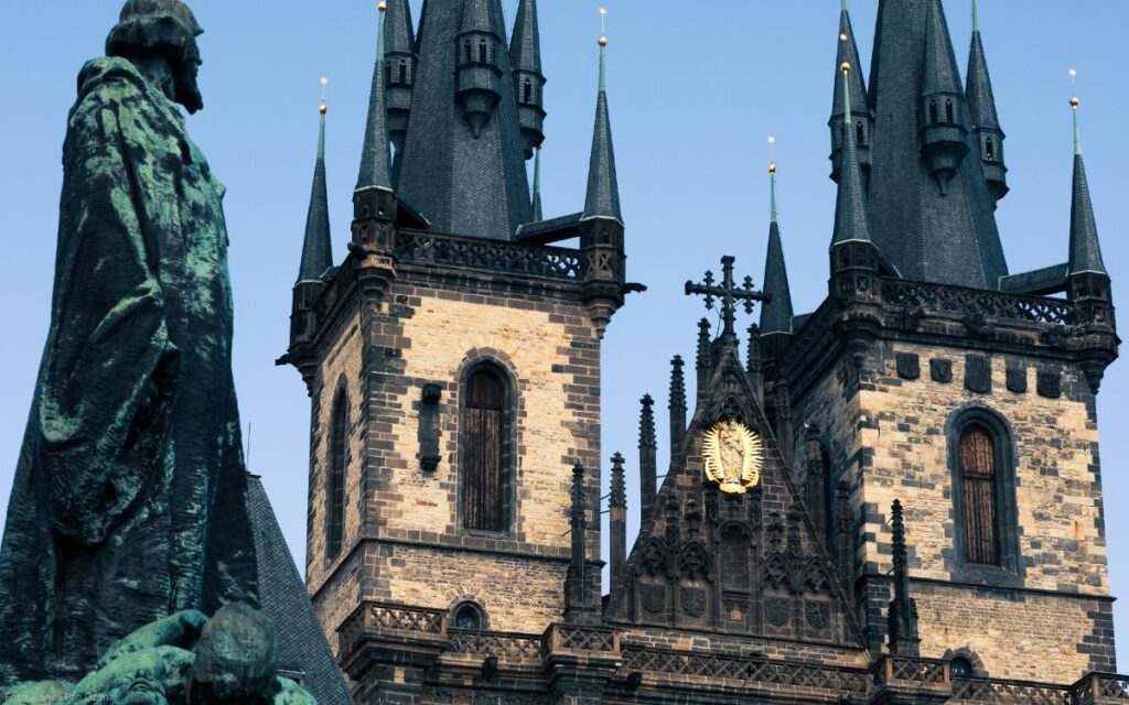Gotische Türme der Teynkirche am Altstädter Ring in Prag mit Statue im Vordergrund