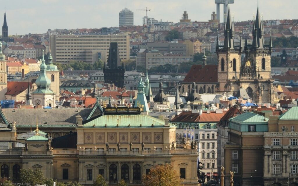 Blick über die Prager Altstadt mit der Teynkirche und historischen Gebäuden im Stadtzentrum