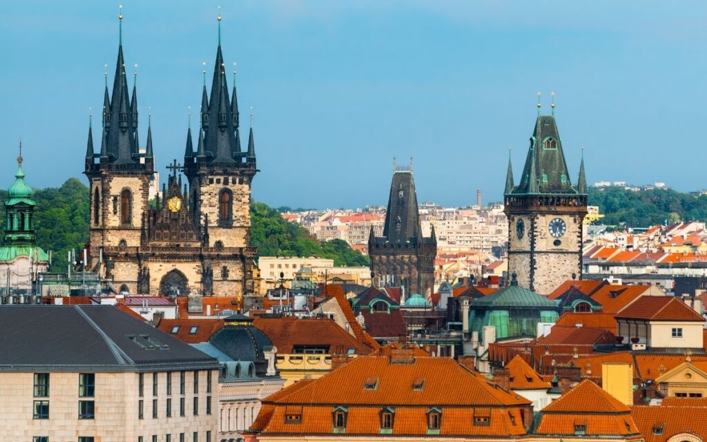 Panoramablick über die Prager Altstadt mit Teynkirche und historischen Türmen vor blauem Himmel