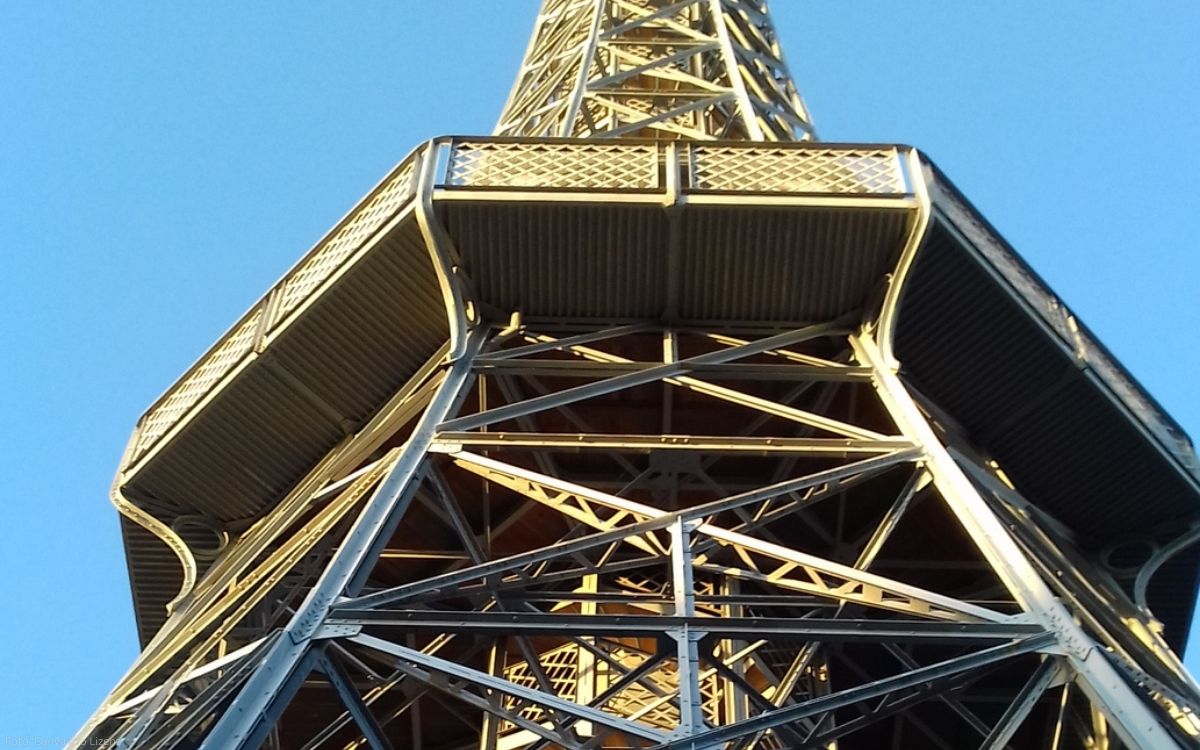 Blick von unten auf die Stahlkonstruktion des Petřín-Aussichtsturms auf dem Petřín-Hügel in Prag