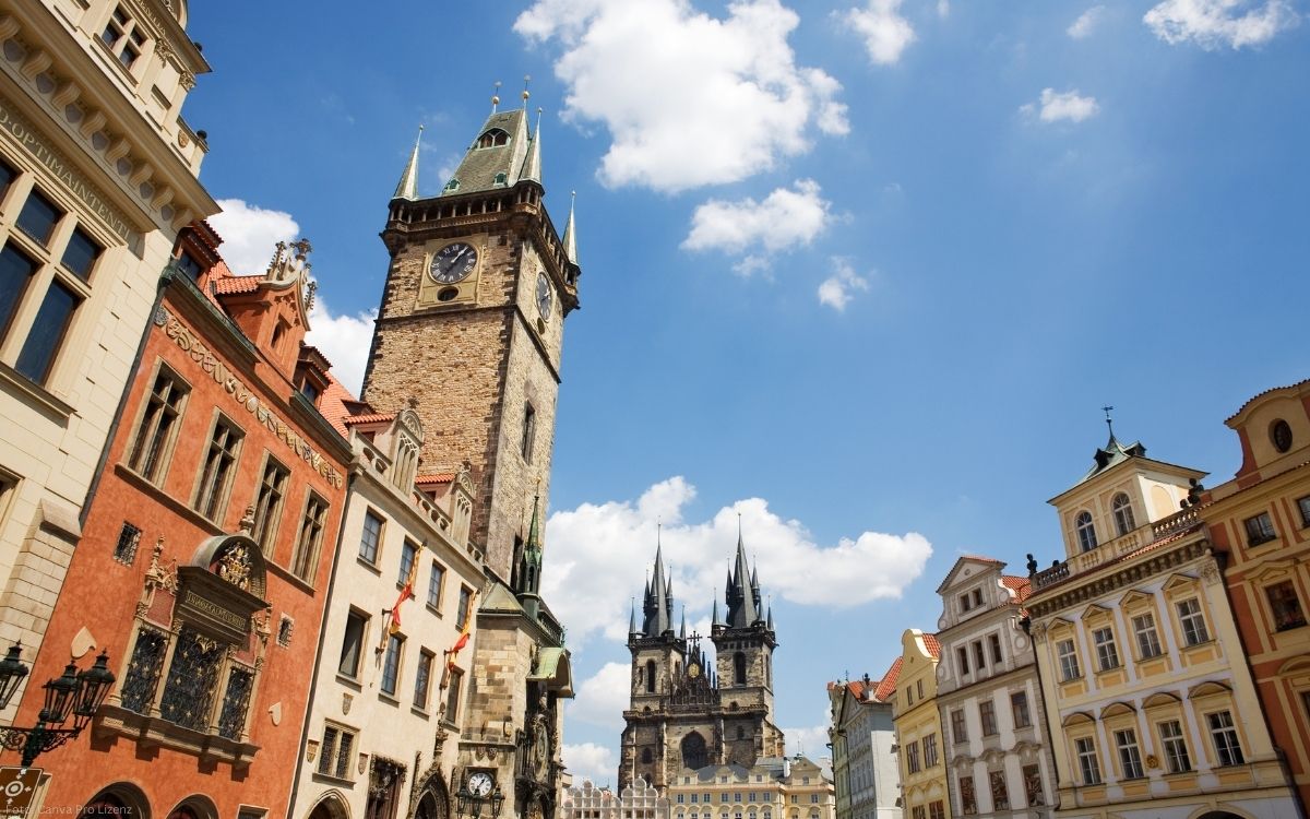 Altstädter Ring in Prag mit Altstädter Rathaus und der Teynkirche im Hintergrund