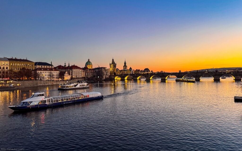 Karlsbrücke in Prag bei Sonnenuntergang mit Blick über die Moldau und historische Altstadt