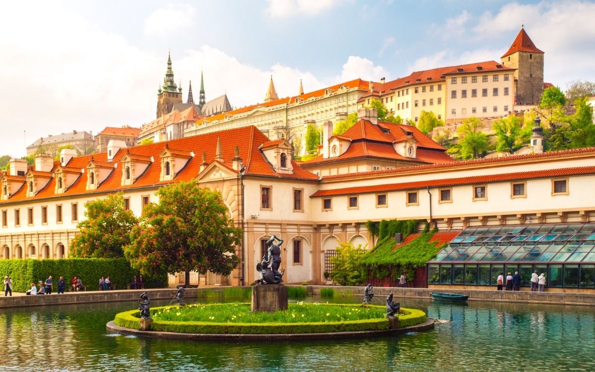 Wallstein-Garten in Prag mit Teich, Skulpturen und Blick zur Prager Burg im Hintergrund