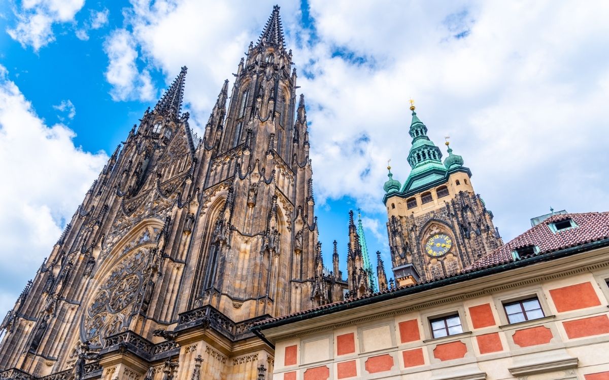 Veitsdom auf der Prager Burg mit gotischer Fassade, Türmen und Blick auf den Uhrturm