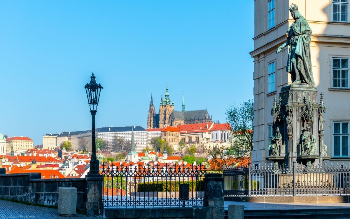 Kreuzherrenplatz in Prag mit der Statue Kaiser Karls IV. und Blick auf die Prager Burg im Hintergrund