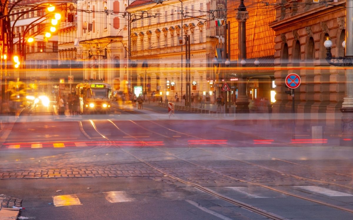 Abendlicher Straßenverkehr auf der Nationalstraße in Prag mit Straßenbahn und Lichtspuren