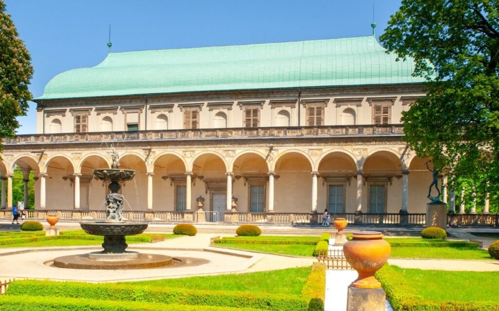 Königlicher Garten der Prager Burg mit Renaissance-Arkaden und gepflegten Gartenanlagen