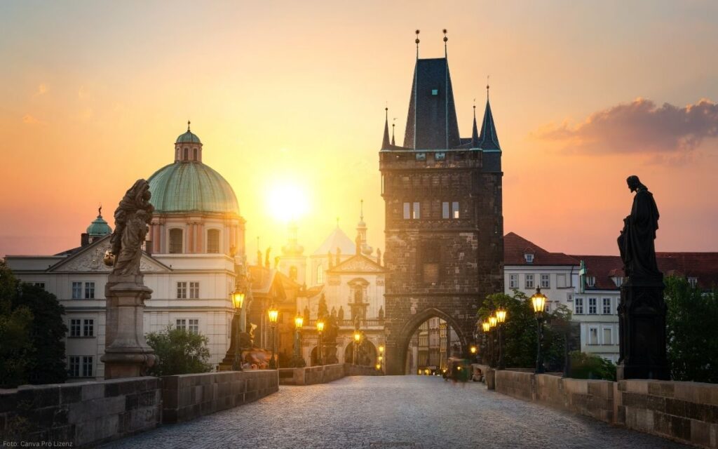Karlsbrücke in Prag bei Sonnenaufgang mit Blick auf den Altstädter Brückenturm und barocke Statuen