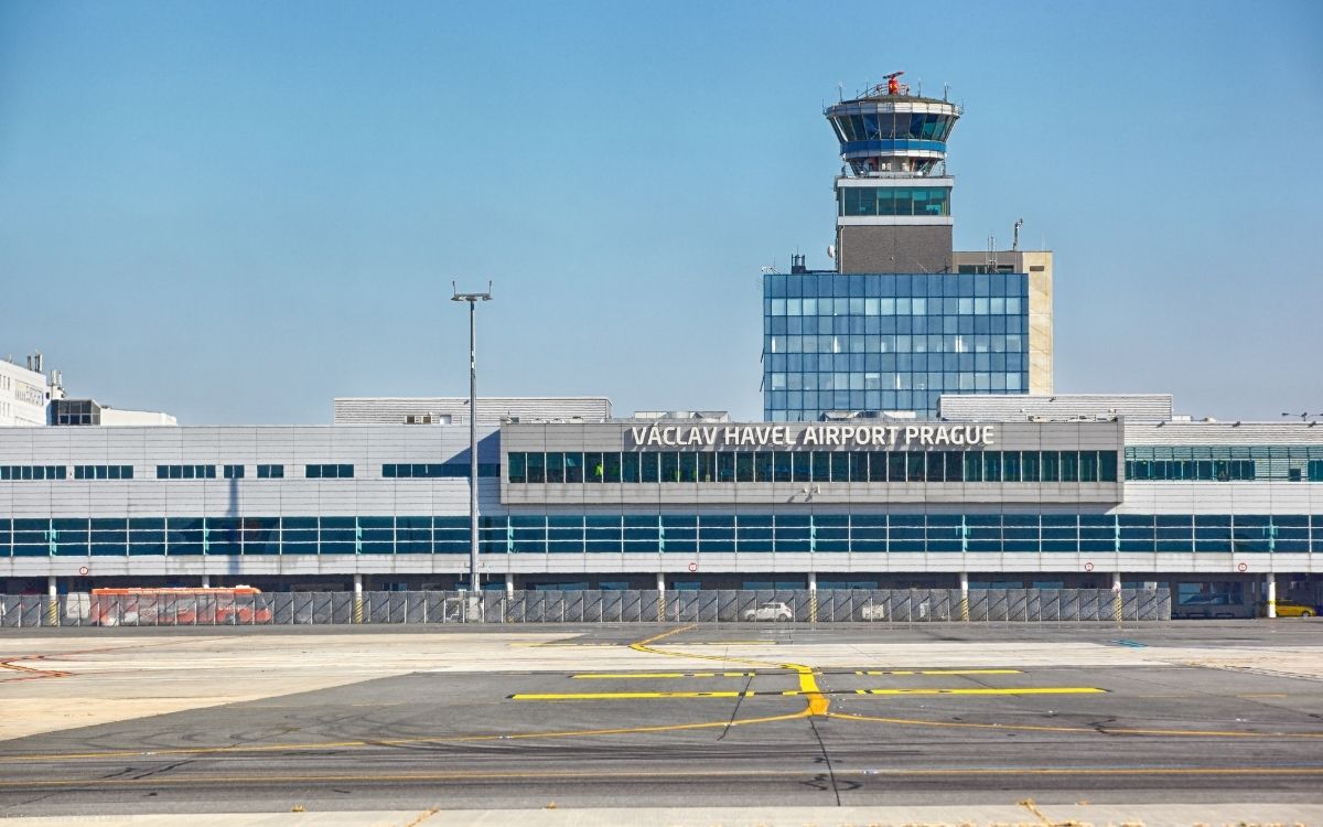 Terminalgebäude und Kontrollturm am Václav-Havel-Flughafen Prag bei klarem Himmel