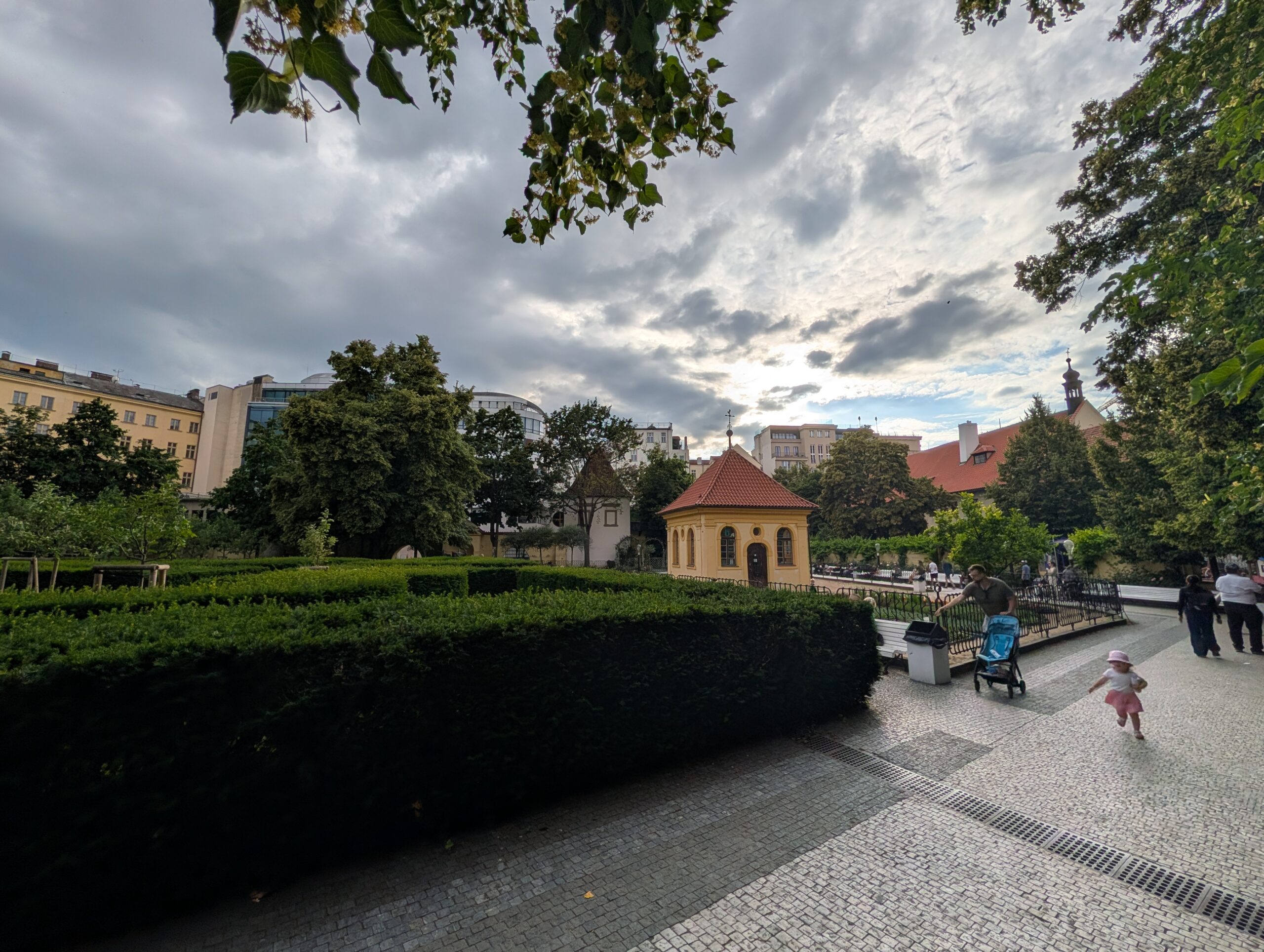 Franziskanergarten in Prag mit geschnittenen Hecken, Gartenpavillon, Spazierwegen und Besuchern