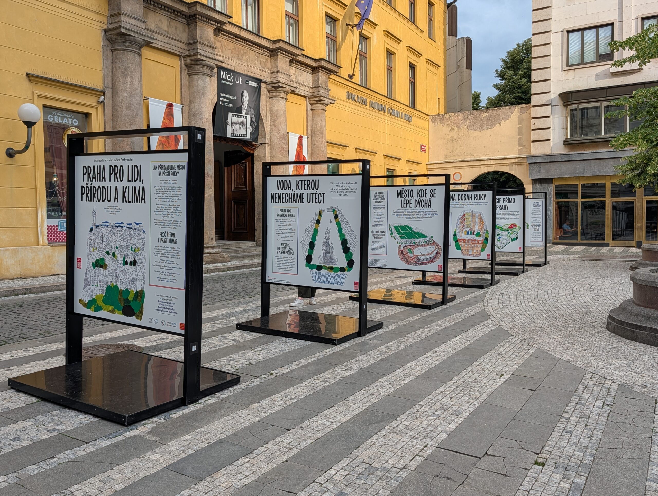 Informationstafeln zu Klimawandel, Wasser und Stadtentwicklung auf dem Jungmannplatz in Prag