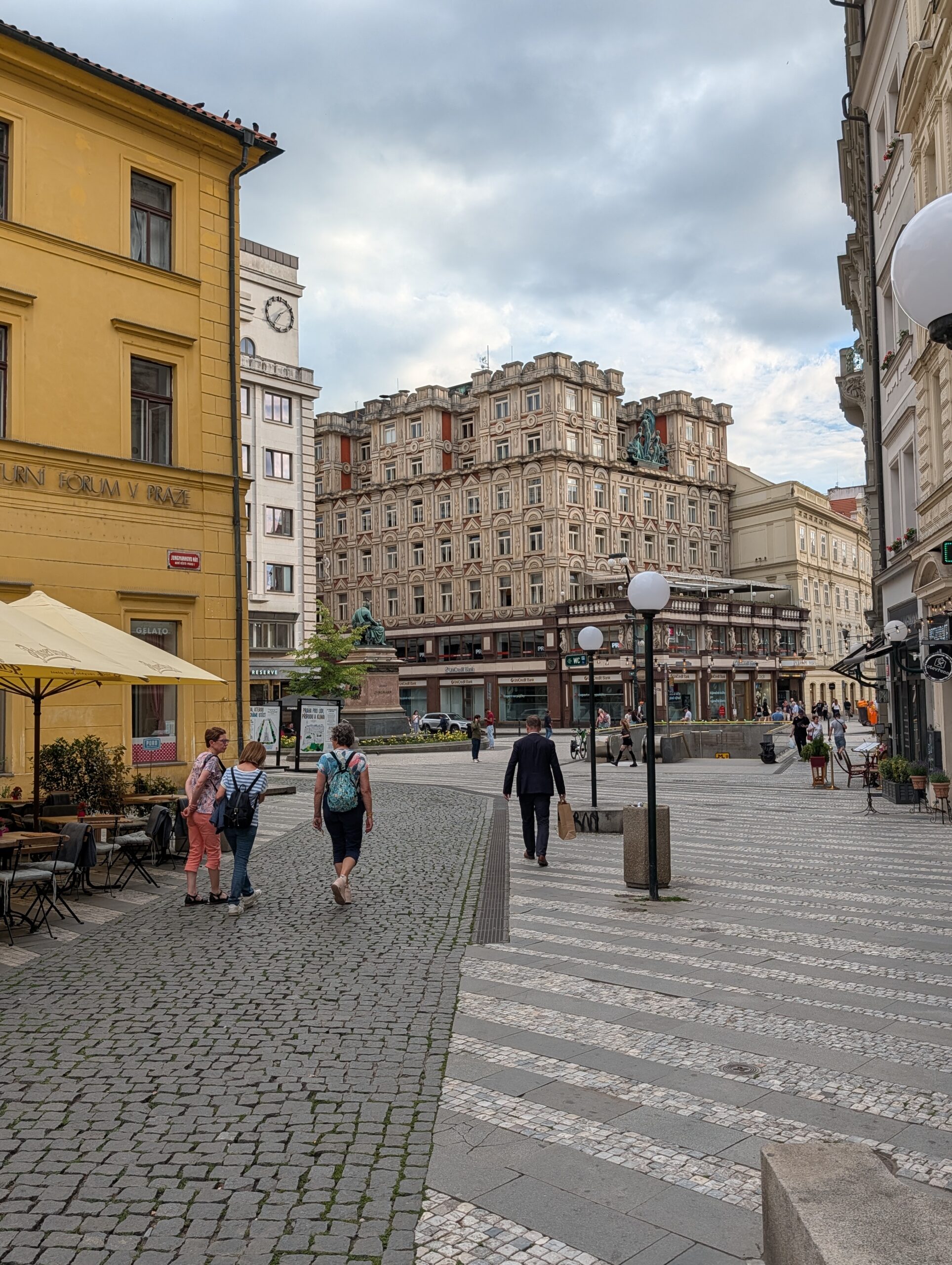 Jungmannplatz in Prag mit Adria-Palast, Jungmann-Denkmal, historischen Fassaden und Fußgängern