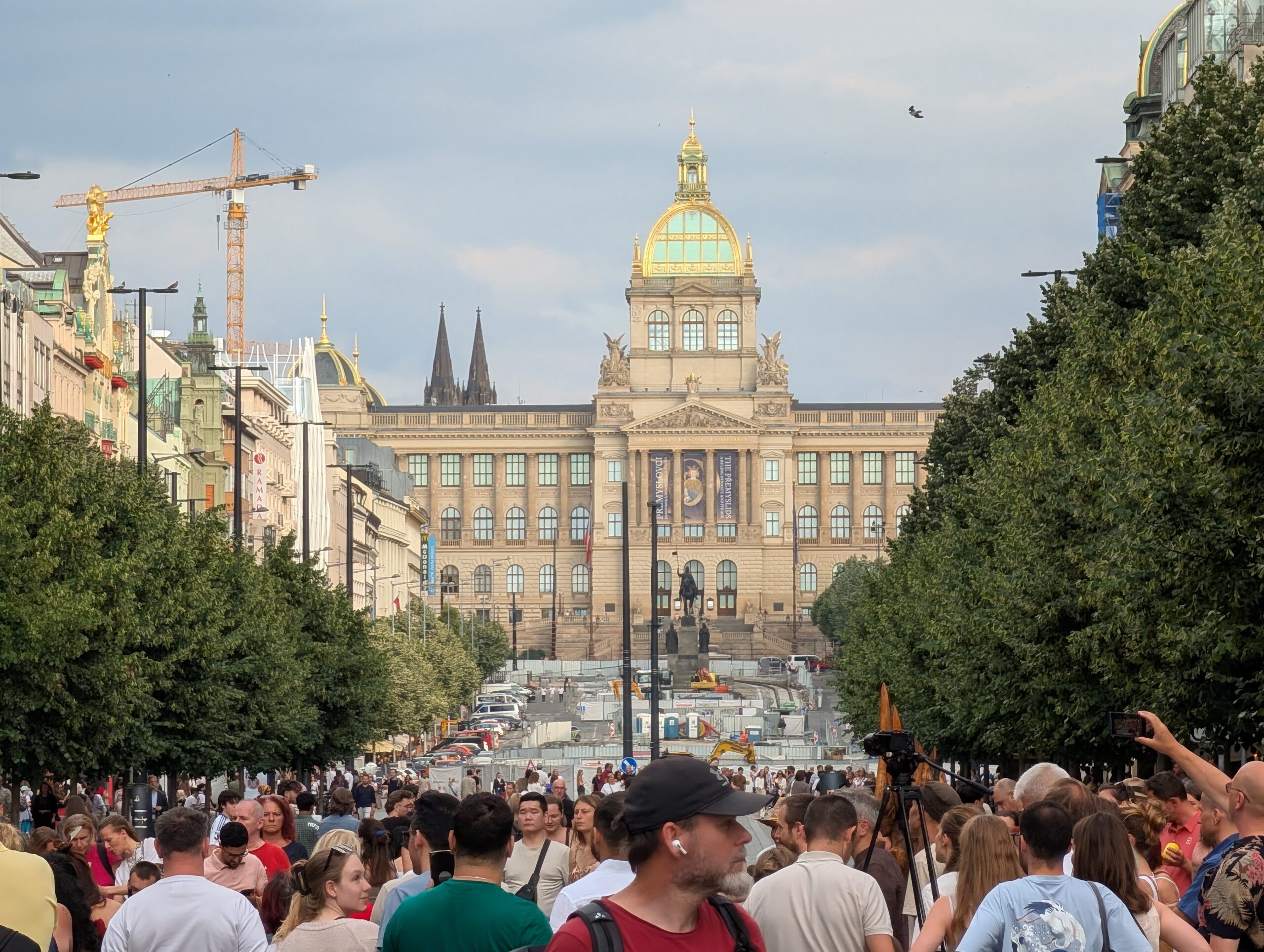 Wenzelsplatz in Prag mit zahlreichen Besuchern, Straßenbahnen und Nationalmuseum im Hintergrund