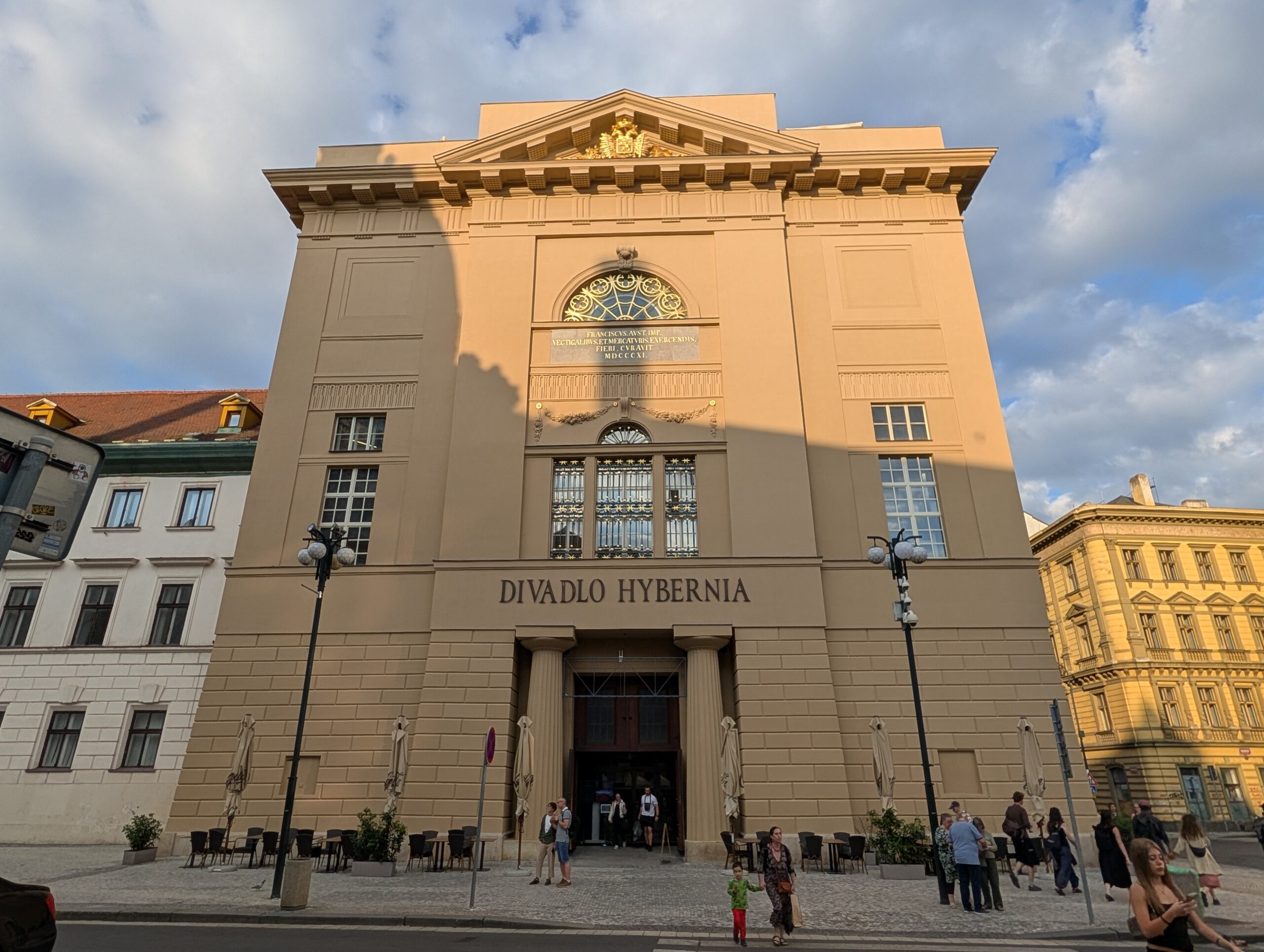 Theater Hybernia in Prag mit klassizistischer Fassade, Dreiecksgiebel und großem Eingangsportal