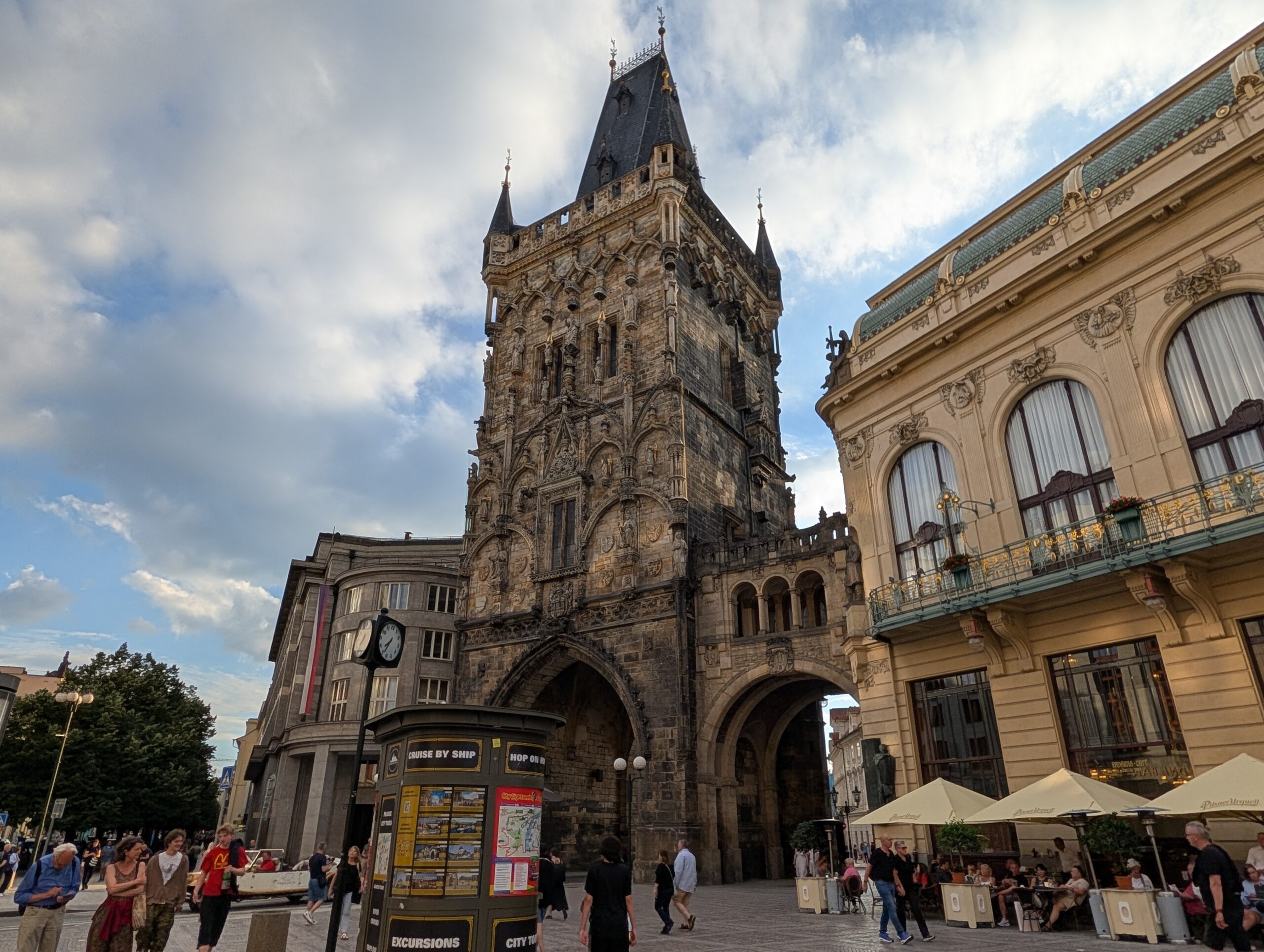 Gemeindehaus in Prag mit Jugendstilfassade, Kuppel, Rundbogenfenstern und Außengastronomie am Platz der Republik