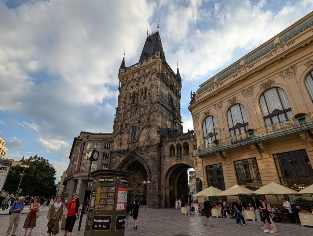 Gemeindehaus in Prag mit Jugendstilfassade, Kuppel, Rundbogenfenstern und Außengastronomie am Platz der Republik