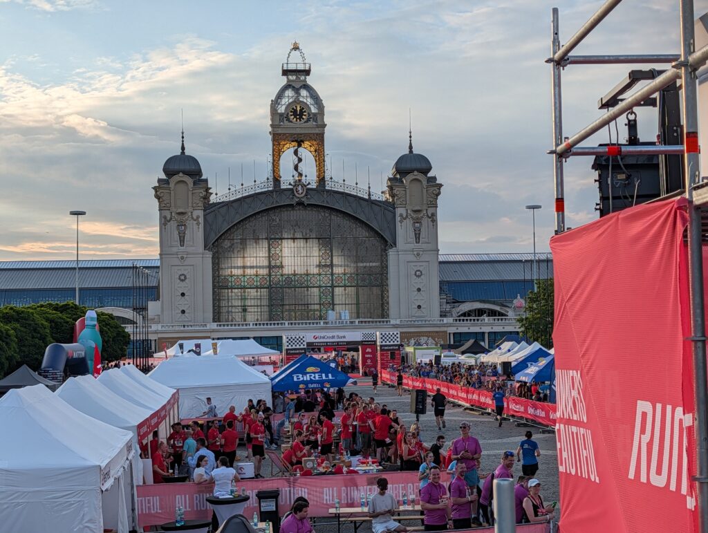 UniCredit Prague Relay 2026 mit Teilnehmern, Zelten und Absperrungen vor dem Industriepalast auf dem Messegelände Prag