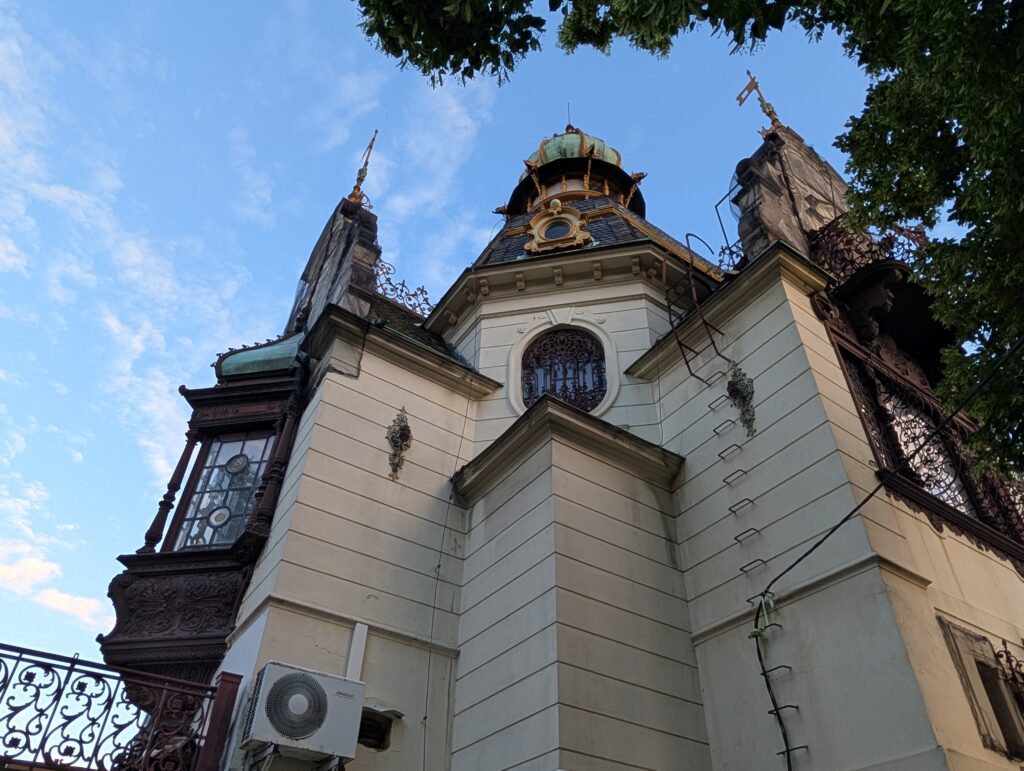 Hanau-Pavillon im Letná-Park mit verzierten Türmen, Metallornamenten und grün patinierten Dächern