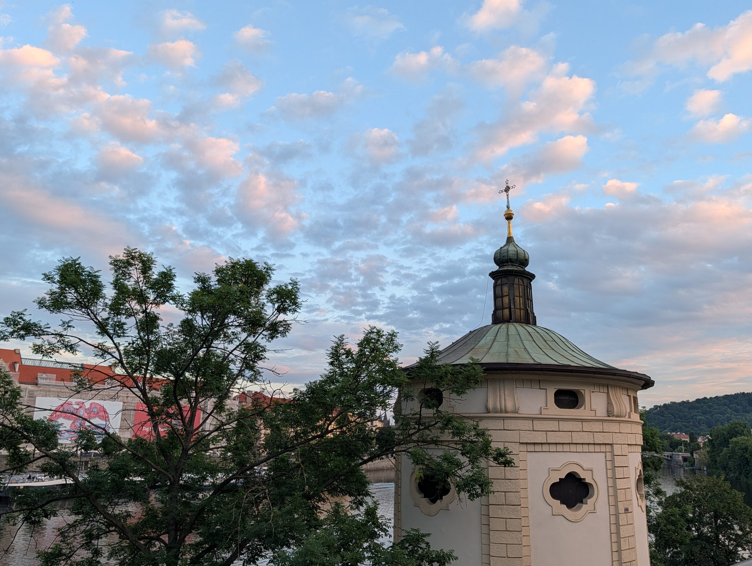 Kapelle der Heiligen Maria Magdalena mit grünem Kupferdach und Vierpassfenstern am Moldauufer in Prag